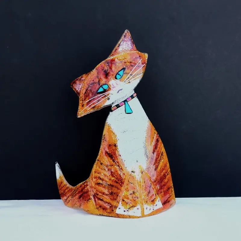 Curved Glass Cat Figurine – Sleek Feline Sculpture 1