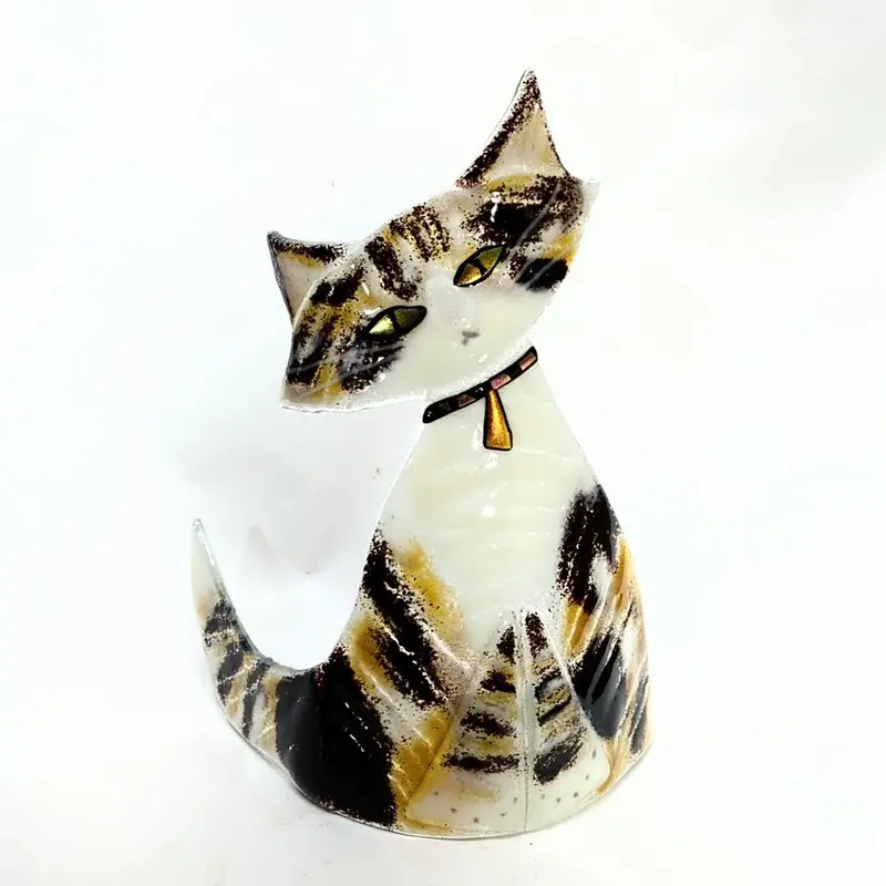 Curved Glass Cat Statue – Smooth Contour Art Piece 1