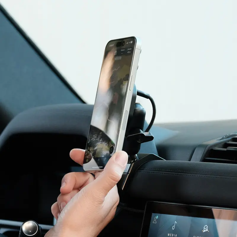 Offroam Magsafe-Compatible Phone Mount For 2020+ Land Rover Defender 2